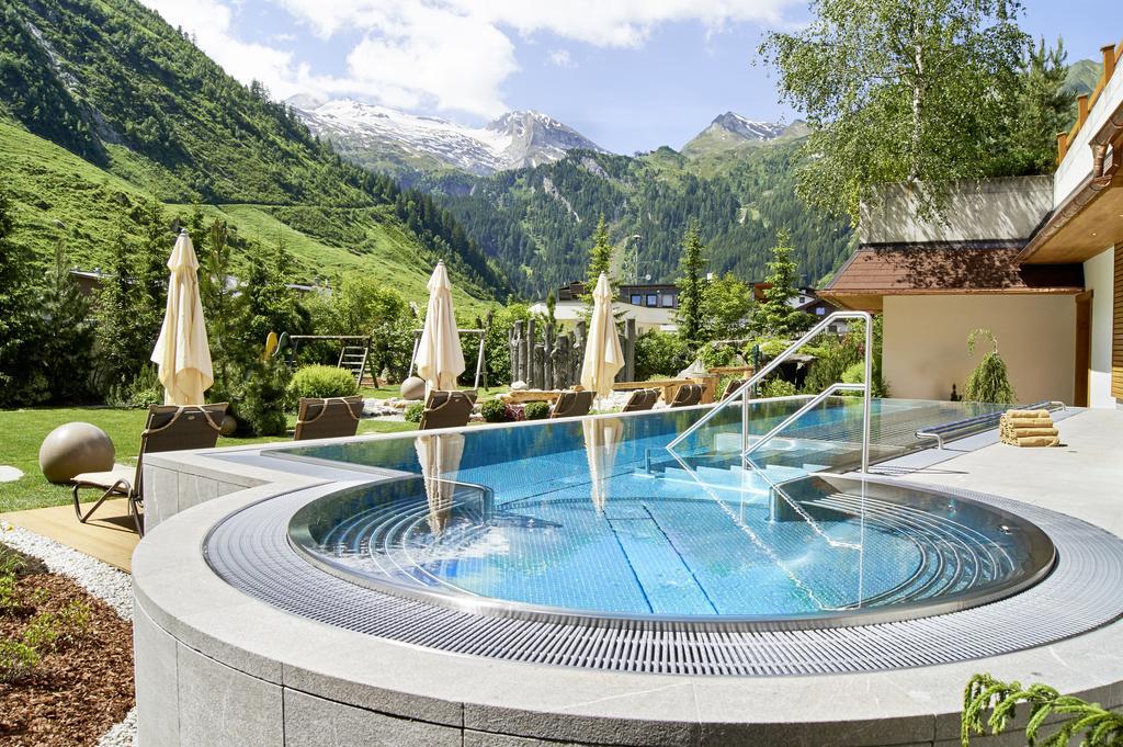 Hotel Alpenhof Tux Exterior photo