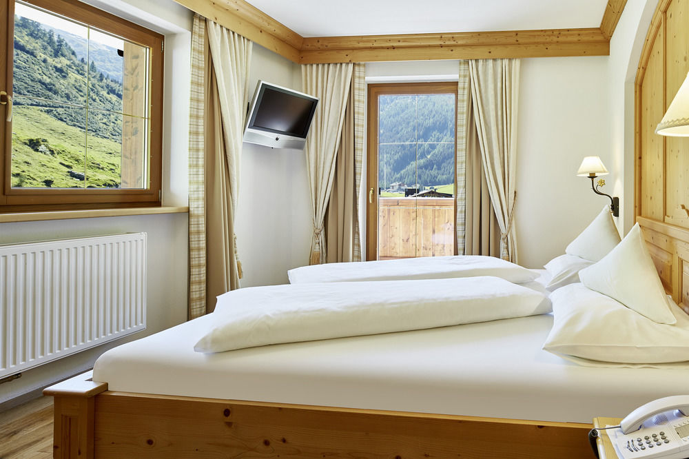 Hotel Alpenhof Tux Exterior photo