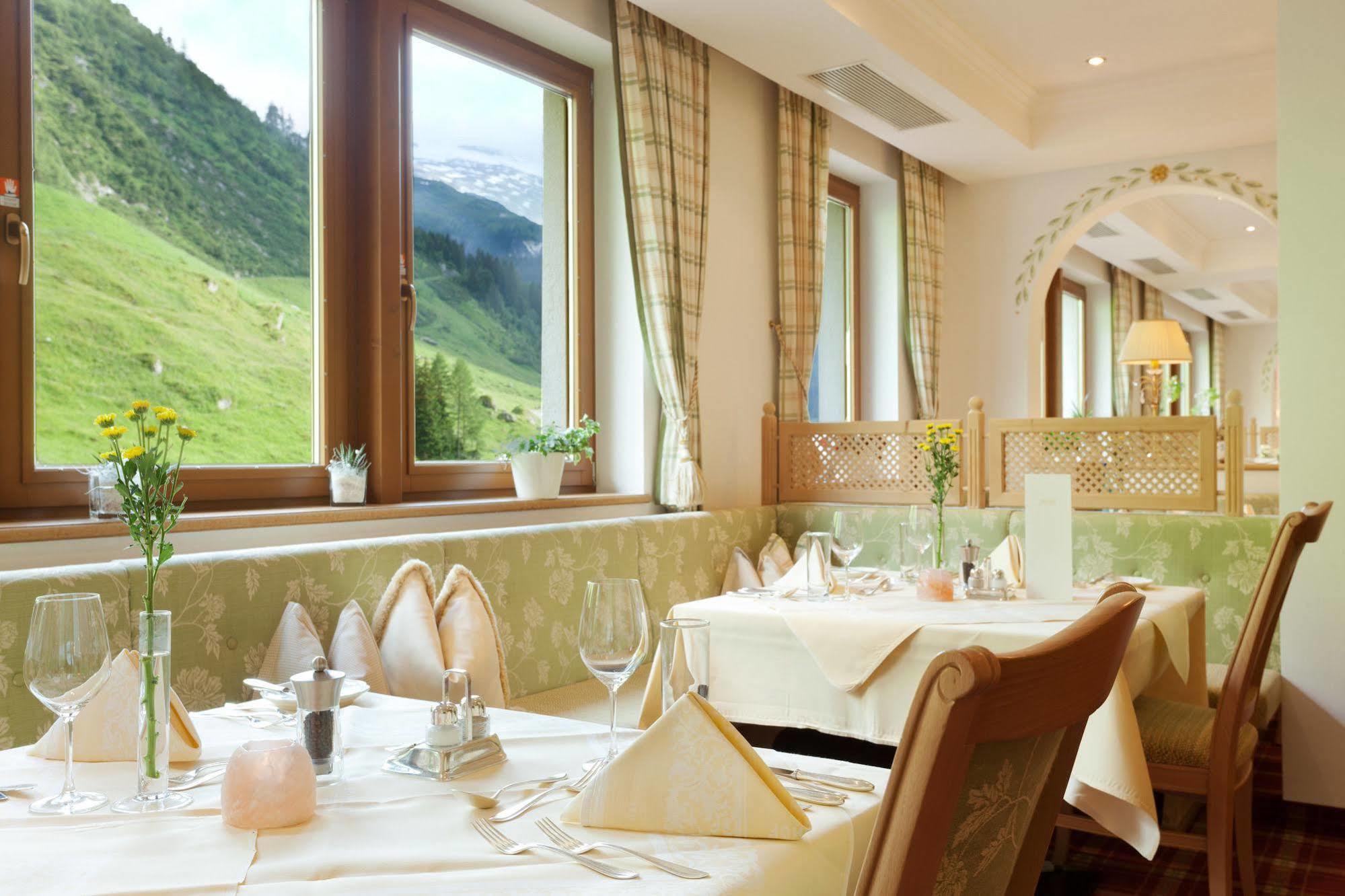Hotel Alpenhof Tux Exterior photo