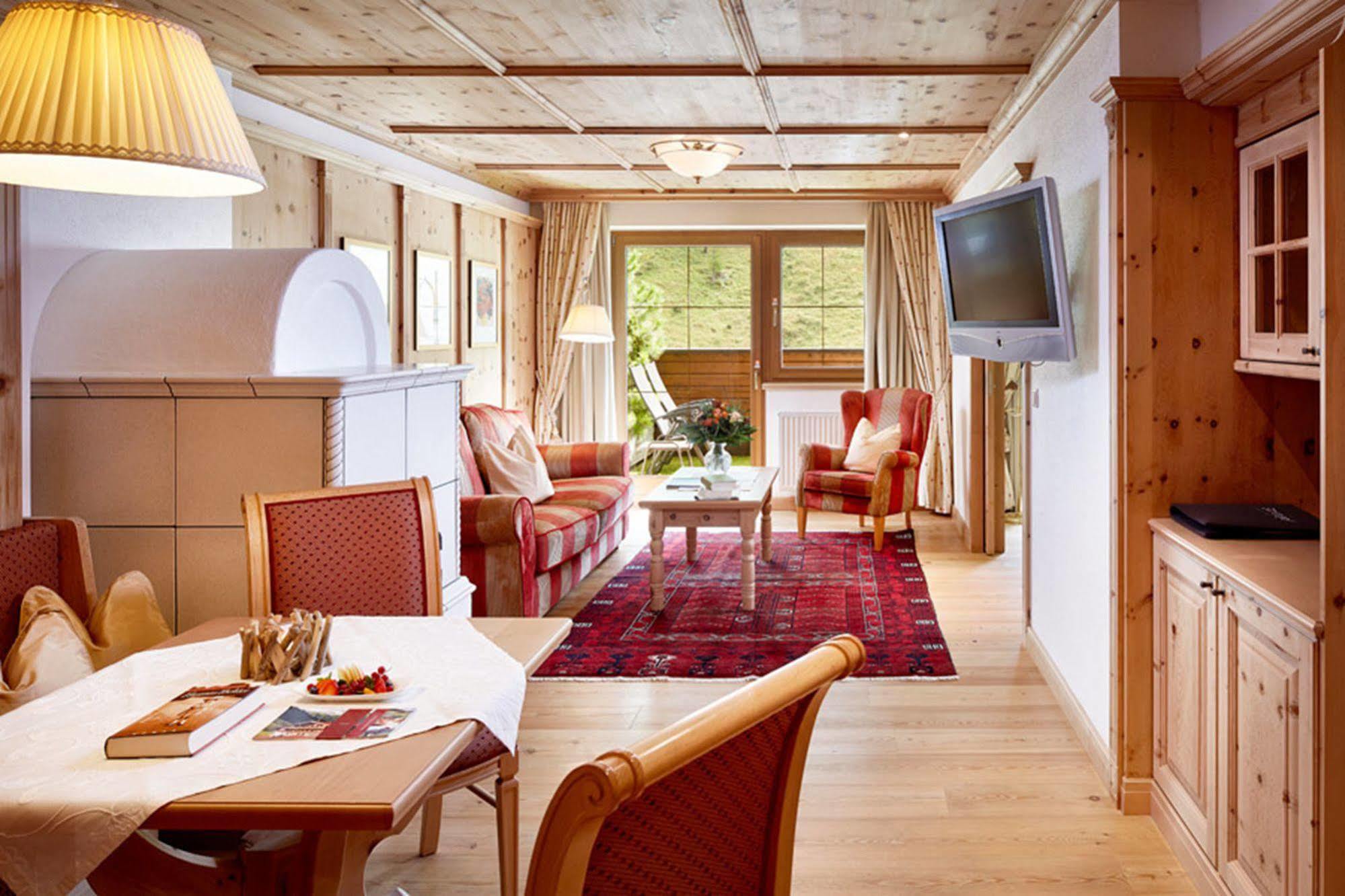 Hotel Alpenhof Tux Exterior photo